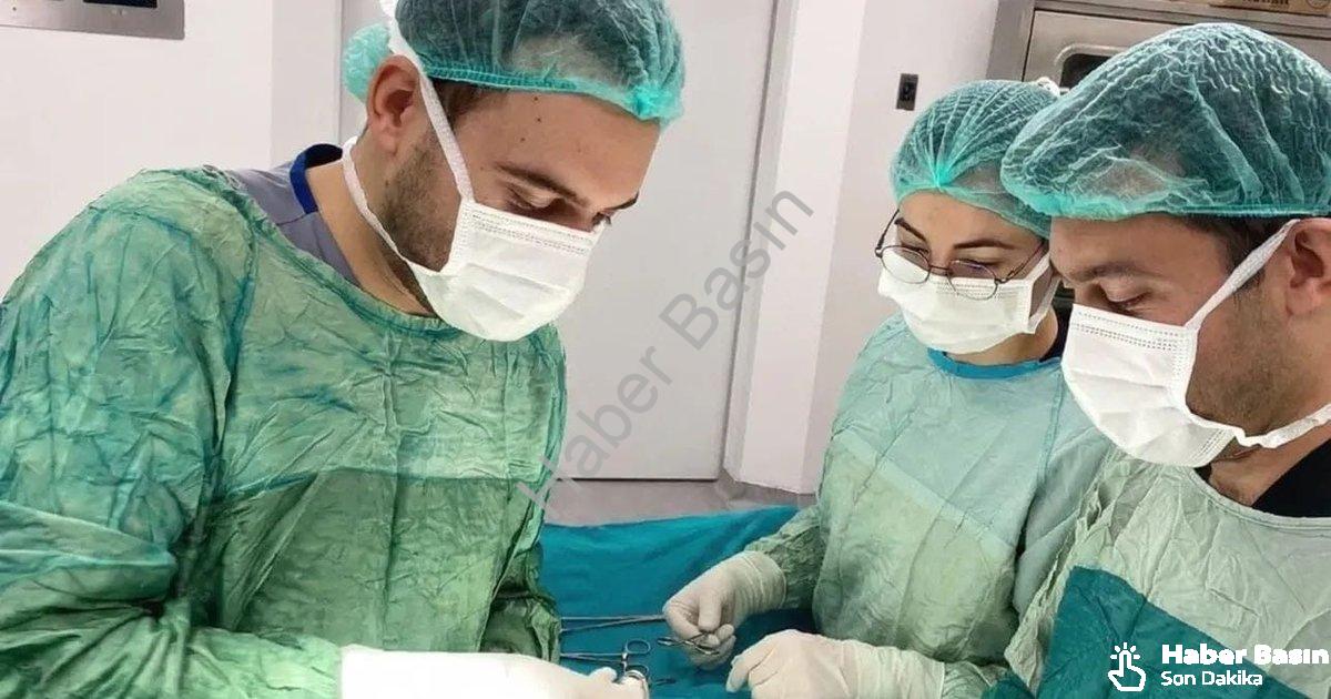 "Şuhut Devlet Hastanesi'nde Cerrahi Başarı: Yama İle Fıtık Onarımı" başlıklı haber için fotorealisti