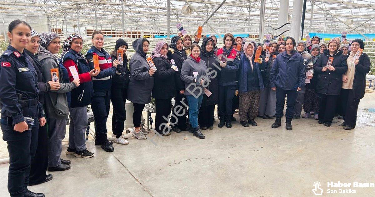 "Simav'da Sera İşçisi Kadınlara KADES ve Güvenlik Eğitimi Verildi" başlıklı haber için fotorealistik